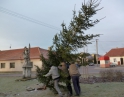 listopad 2013 - Stavění vánočního stromu u pošty